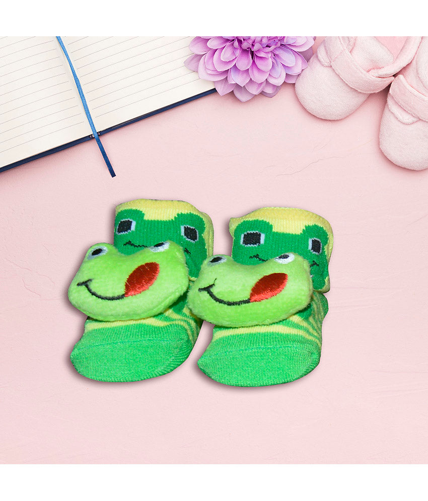 Green frog-shaped socks 