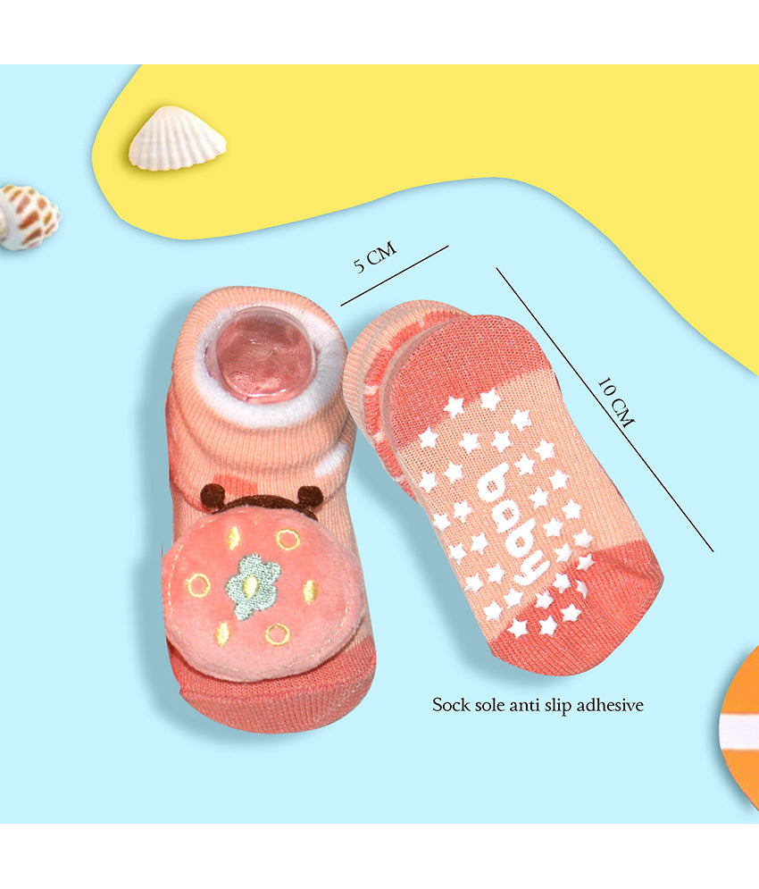 Pair of baby socks with dimensions